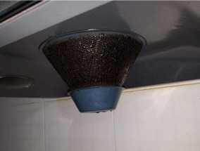 油烟机过滤网清洗的正确方法（有效去除油烟机过滤网上的油污）
