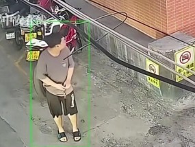女子拐弯时嫌摩托车挡路，竟将摩托推倒，事后态度嚣张不愿赔偿