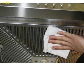 如何有效清洁油烟机的周围区域（简单实用的清洁方法让你的厨房焕然一新）