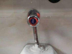 水箱和蹲便器连接处的漏水问题及解决方法（为什么水箱和蹲便器连接处容易漏水）
