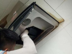 自己动手清洗油烟机的方法（简单易行的油烟机清洗技巧）