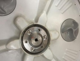 洗衣机底部螺丝孔清洗方法（解决洗衣机底部螺丝孔堵塞问题）