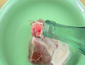 如何以冰箱最快解冻排骨（掌握方法）