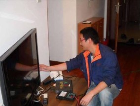 解决松下电视显示器黑屏问题的方法