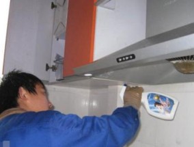 如何正确操作油烟机清洗，保持厨房清洁（简单有效的清洗技巧及注意事项）