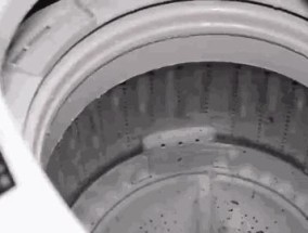 轻松清洁波轮洗衣机污垢（打造焕然一新的洗衣机体验）