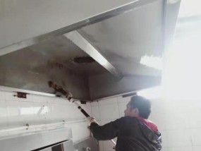 饭店油烟机清洗全攻略（学会正确清洗油烟机）