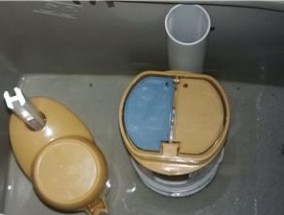 解决马桶排水阀漏水问题的有效方法（修复马桶排水阀漏水）