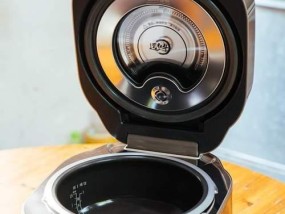 电饭煲烧水锅黑了怎么办（电饭煲烧水锅变黑急救方法大揭秘）