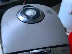 电饭煲锅盖按钮失灵怎么办（解决电饭煲锅盖按钮失灵的方法）