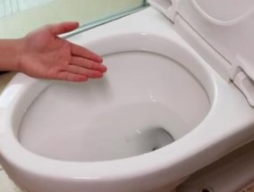 马桶堵住疏通窍门，让你轻松应对堵塞问题（告别马桶堵塞烦恼）