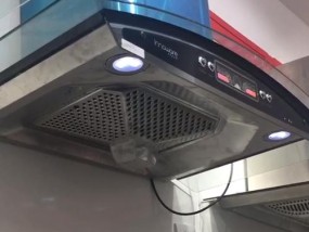 解决油烟机烟冲壁冒油的实用方法（有效防止油烟机烟冲壁冒油的小窍门）