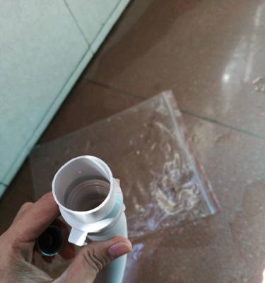 怎样处理洗衣机被胶水粘住的问题（胶水粘住洗衣机）  第1张