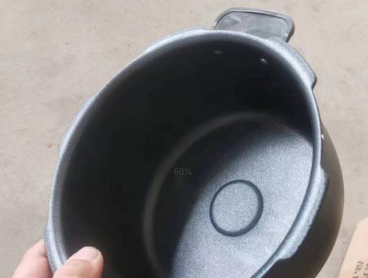 如何处理电饭煲刮痕（有效的刮痕修复方法与技巧）  第1张