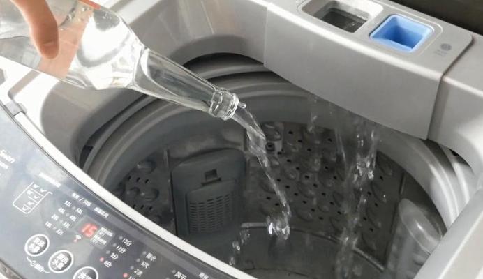 使用白醋清洗洗衣机的方法（轻松清洁洗衣机）  第3张
