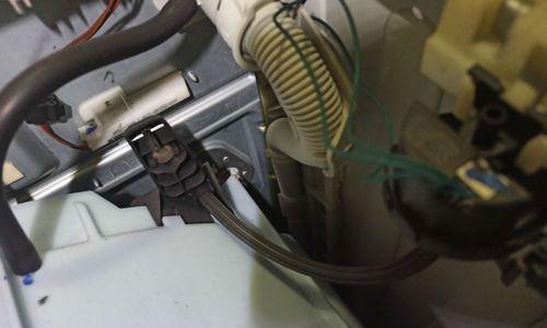滚筒洗衣机排水管堵塞处理方法（解决家用滚筒洗衣机排水管堵塞的实用技巧）  第2张