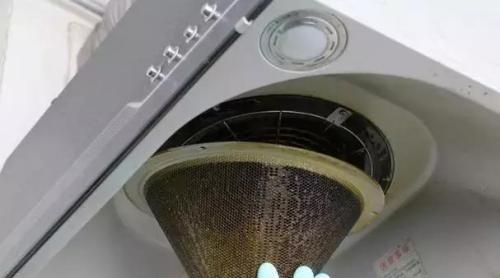 如何正确清洗抽油烟机槽（掌握关键技巧）  第3张