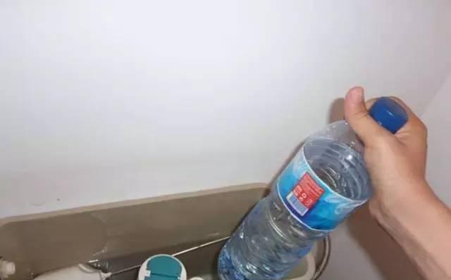 马桶水箱清洁大揭秘（让你的马桶水箱像崭新一样洁净）  第3张