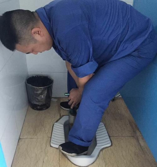 蹲厕堵了还缓慢下水怎么办（解决蹲厕堵塞和下水缓慢问题的实用方法）  第1张