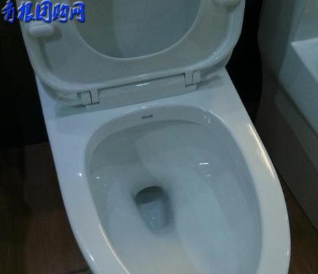 马桶内壁发黄解决办法——让马桶焕然一新（如何轻松清洁马桶内壁）  第2张