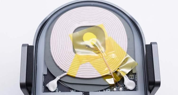 车载充电器盖板拆卸方法是什么？拆卸时应注意什么？  第3张