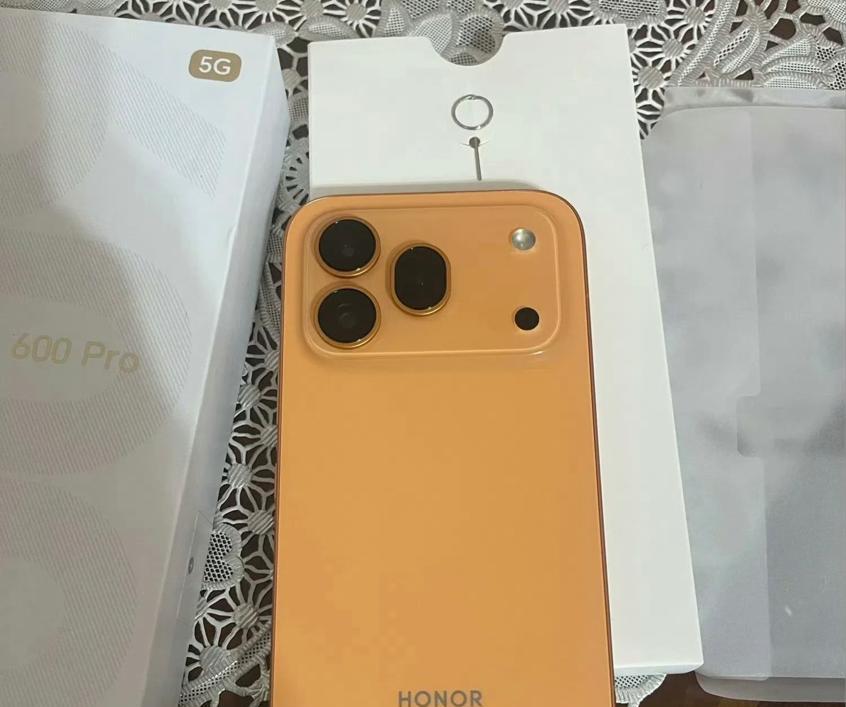 荣耀600Pro真机曝光：橙色机身+2亿像素+9000mAh，或5月正式发布  第2张